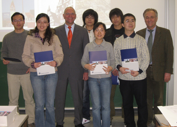 Foto (Universität Paderborn): Von links: Die Stipendiaten mit ihren Hochschullehrern: Lijun Wang, Lu Yao, Prof. Dr.-Ing. Detmar Zimmer Zhencheng Fang, Na Wang, Zhenpeng Sun sowie Song Ren und Dr. Josef Noeke.