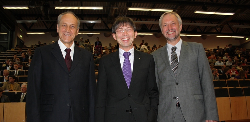 Foto (Universität Paderborn, Heiko Appelbaum): Von links: Prof. Dr. Franz J. Rammig (Uni Paderborn), Prof. Dr. Gunther Olesch (Phoenix Contact) und Prof. Dr. Wilhelm Schäfer (Uni Paderborn)
