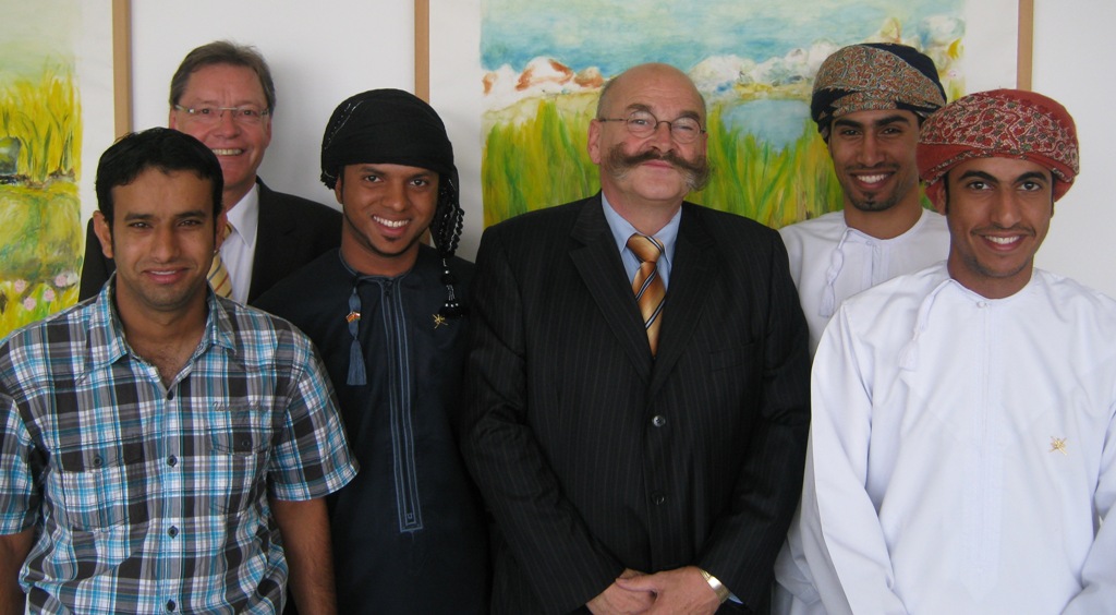 Foto (Universität Paderborn): Seltener Besuch: Auf Einladung der Stabsstelle des Präsidiums der Universität Paderborn und deren Leiter Christoph Schön (2. von links) besuchten kürzlich vier Studenten aus dem Oman die Universität Paderborn. Empfangen