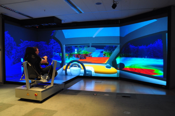 Foto (HNI): Virtual Prototyping von innovativen Scheinwerfersystemen im HD-Visualisierungscenter des Heinz Nixdorf Instituts.
