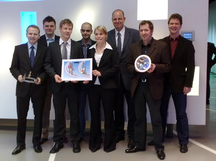 Foto (C.I.K.): Die Preisträger: (v. l.): Ralf Dingler, Hardy Grewing, Björn Berensen, Maik Imlau, Ellen Albring, Walter Metzen (Geschäftsführer Zumtobel Lighting GmbH), Elmar Duenschede (Technology Scout, Zumtobel Lighting GmbH), Benedikt Birkhäuser 