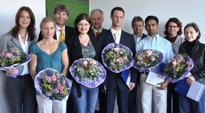 Foto (Universität Paderborn, Mark Heinemann): Hoffnungsvolle Forscher: Anja Plesser (v. li.), Janna Rohde, Friederike Römhild, Michael Balceris, Indrava Roy sowie Ana Rodrigues (re.) wurden vom Präsidium um Präsident Prof. Dr. Nikolaus Risch (3.v.li.)