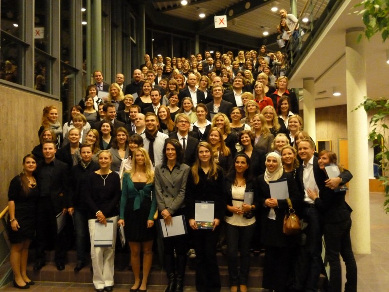 Foto (Universität Paderborn): Die Absolventinnen und Absolventen der Ersten Staatsprüfung nach der Überreichung der Zeugnisse.