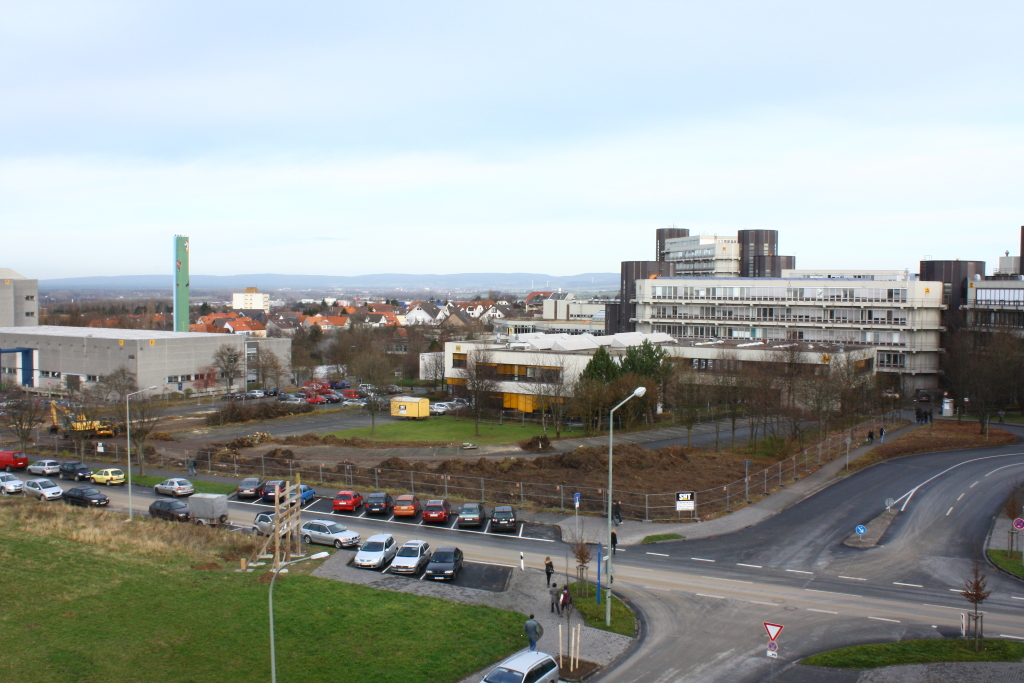 Foto (Universität Paderborn, Frauke Döll): Die Bauarbeiten haben begonnen: Bis Juli 2011 wird am Pohlweg ein neues, 100 Meter langes Uni-Gebäude stehen.
