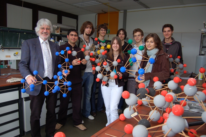 Foto (Universität Paderborn): Das Department Chemie der Universität Paderborn verhalf bereits vielen „Sommerschülerinnen und -schülern Chemie“ zum schnellen Erfolg. Links Prof. Dr. Gerald Henkel, Initiator der Sommerschule.