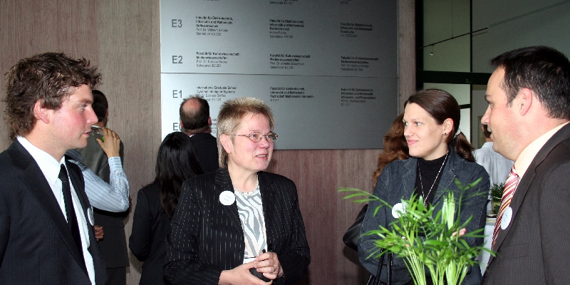 Foto (DSOR): Teilnehmer des 2. DS&OR Forums im vergangenen Jahr im Gespräch mit  Prof. Dr. Leena Suhl (2. v. l.) vom Lehrstuhl für Wirtschaftsinformatik (DS&OR Lab) der Universität Paderborn.