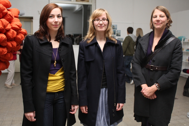 Foto (Frauke Döll): Prof. Dr. Sara Hornäk (re.) führte in die Ausstellung ihrer Studentinnen Franziska Dirks (li.) und Sarah Henneke ein.