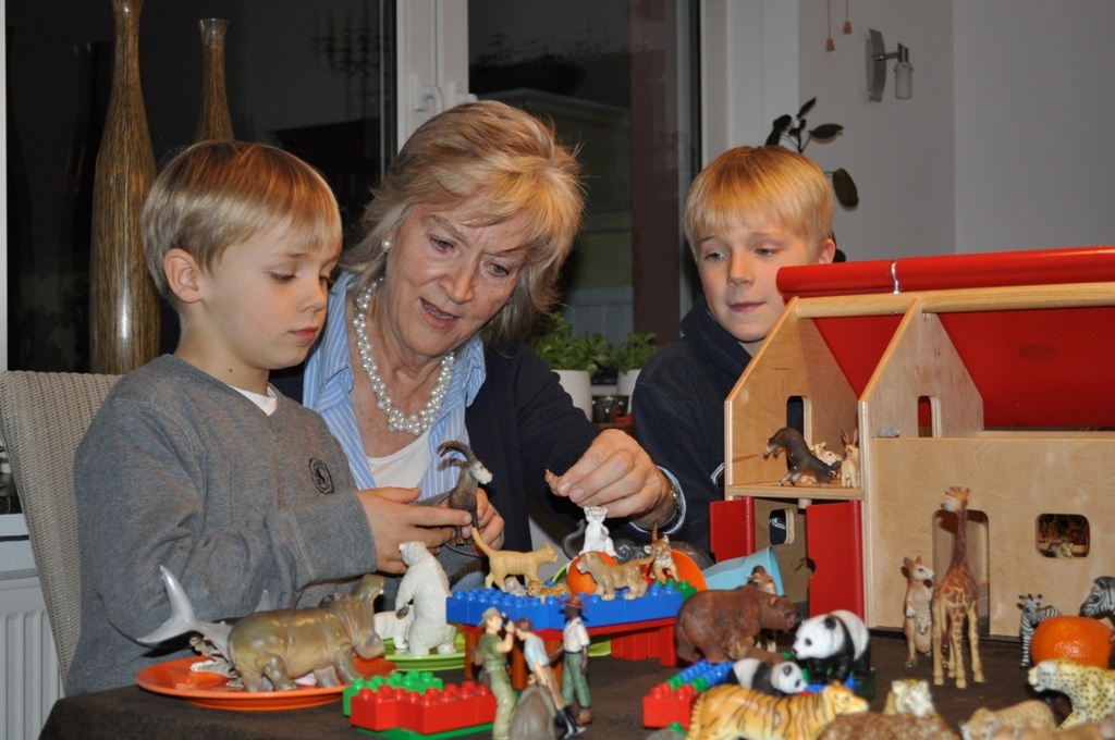 Foto (Universität Paderborn, Mark Heinemann): Viel Spaß: Margarete Montag mit Jakob (l.) und Julius. Die frühere Sonderschullehrerin betreut die beiden Kinder seit über drei Jahren als so genannte „Ersatzoma“.