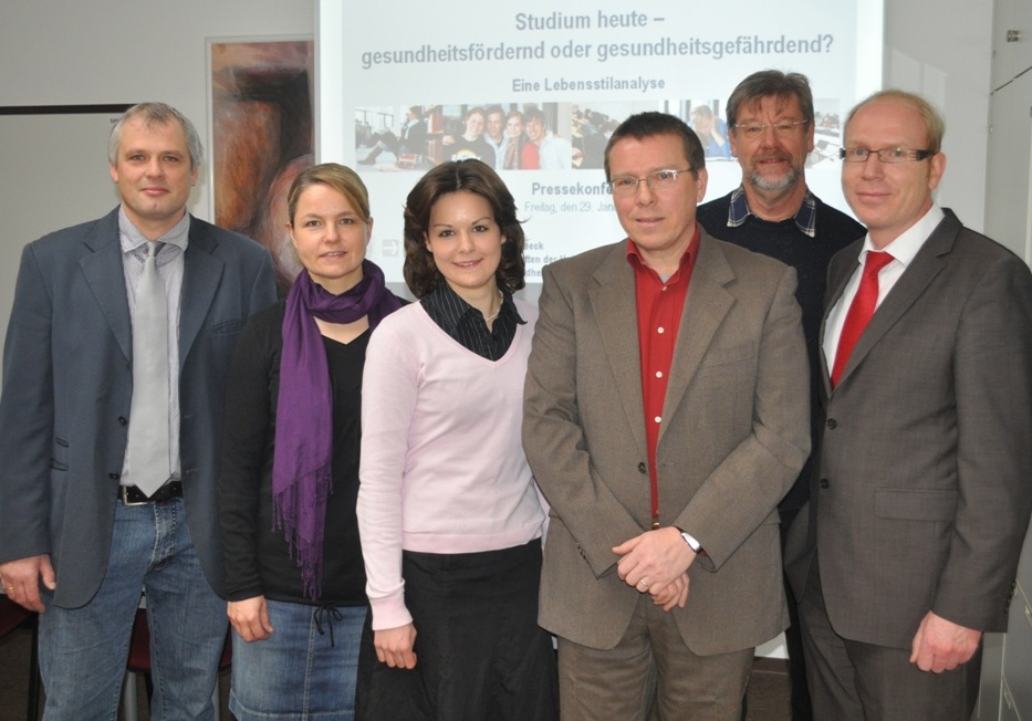 Foto (Universität Paderborn, Mark Heinemann): (v. li.): Hans-Norbert Blome (Hochschulberater Techniker Krankenkasse), Astrid Kämpfe und Carolin Köster (beide wissenschaftliche Mitarbeiterinnen), Prof. Dr. Hans Peter Brandl-Bredenbeck, Dieter Thiele (Ho