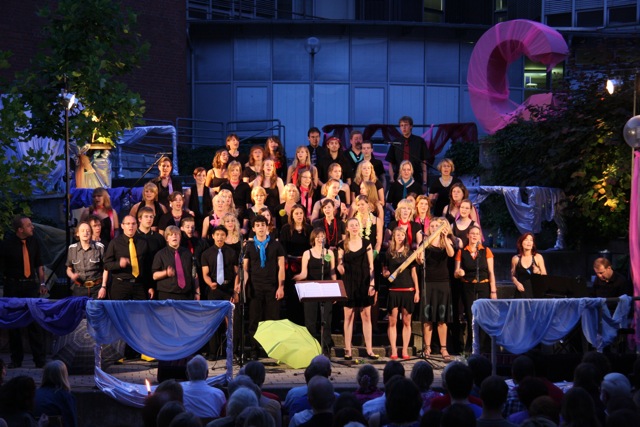 Foto: Der Hochschulchor Unisono bei einem Open-air-Konzert 2010 im Innenhof der Universität Paderborn.