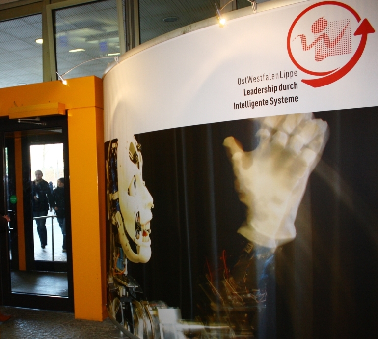 Foto: Die Ausstellung "Leadership durch Intelligente Systeme" zu Gast an der Uni Paderborn.