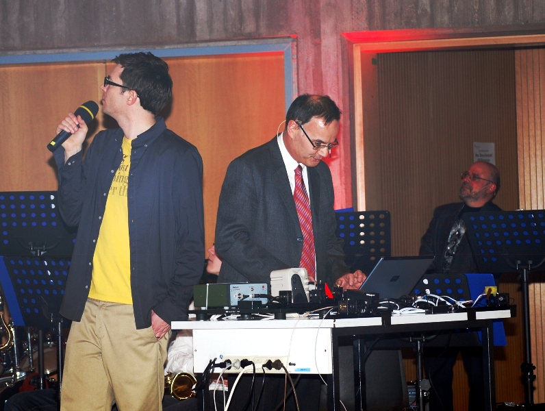 Foto (Universität Paderborn): V. li.: Ralf Caspers, Prof. Dr. Artur Zrenner und Prof. Dr. Siegmund Greulich-Weber demonstrieren die Beugung von Laserlicht.