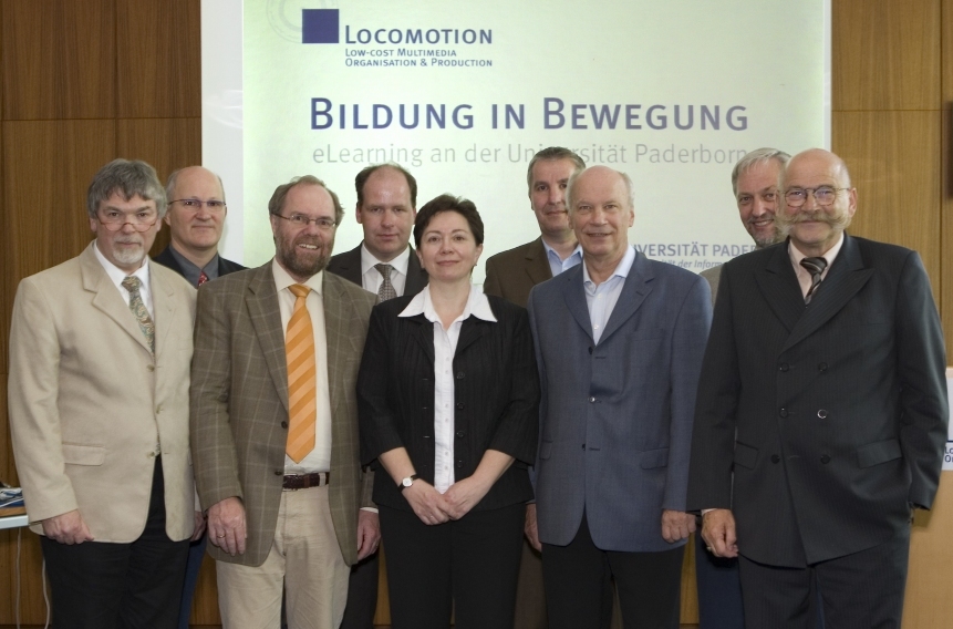 Foto (Tanja Bilanzola, Uni Paderborn): Sichtlich zufrieden mit den Locomotion-Projektergebnissen (v. l.): Prof. Dr. Wilfried Hauenschild, Andreas Brennecke, Prof. Dr. Reinhard Keil, Dr. Markus Toschläger, Dr. Anke Backer, OAR Friedhelm Pauen (MIWFT), MR 