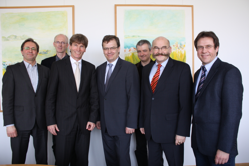 Foto (Universität Paderborn, Frauke Döll): Lernte die Universität kennen: Thomas Seim, neuer Chefredakteur der NW Bielefeld (4. v. l.) im Gespräch mit Uni-Präsident Prof. Dr. Nikolaus Risch (3. v. l.), Kanzler Jürgen Plato (2. v. r.), Pressesprecher
