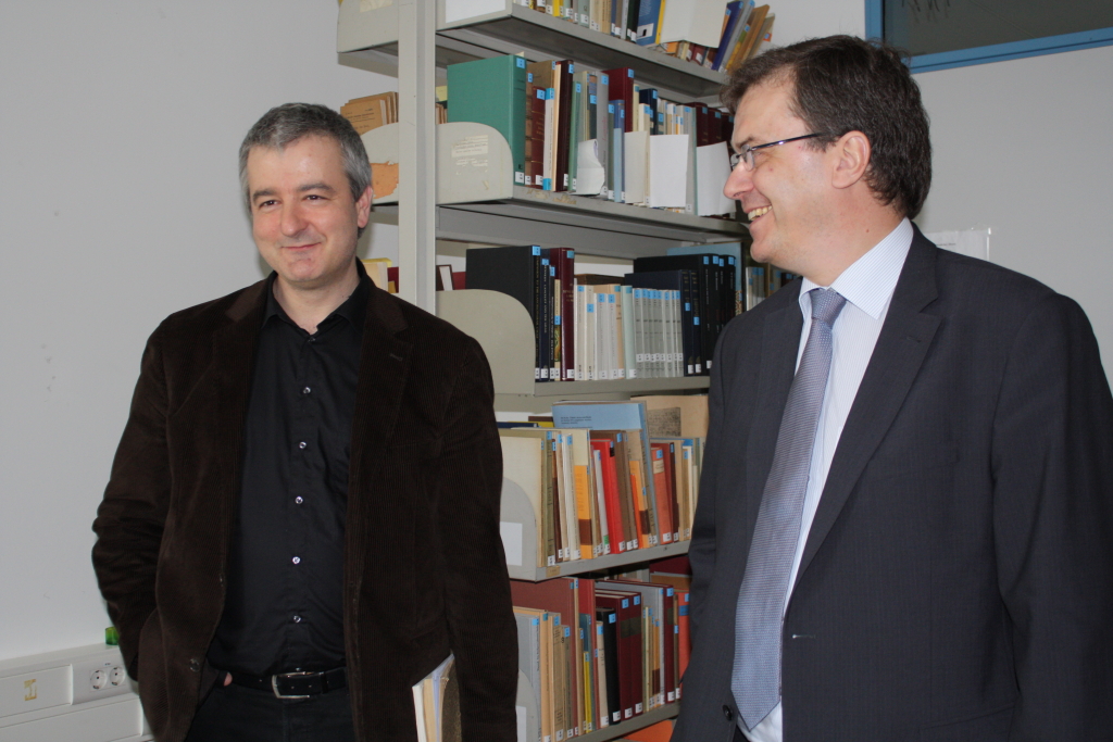 Foto (Universität Paderborn, Frauke Döll): Prof. Dr. Stephan Müller erklärt Thomas Seim, der selbst Geschichte und Germanistik studierte, die Forschungsarbeiten im IEMAN.