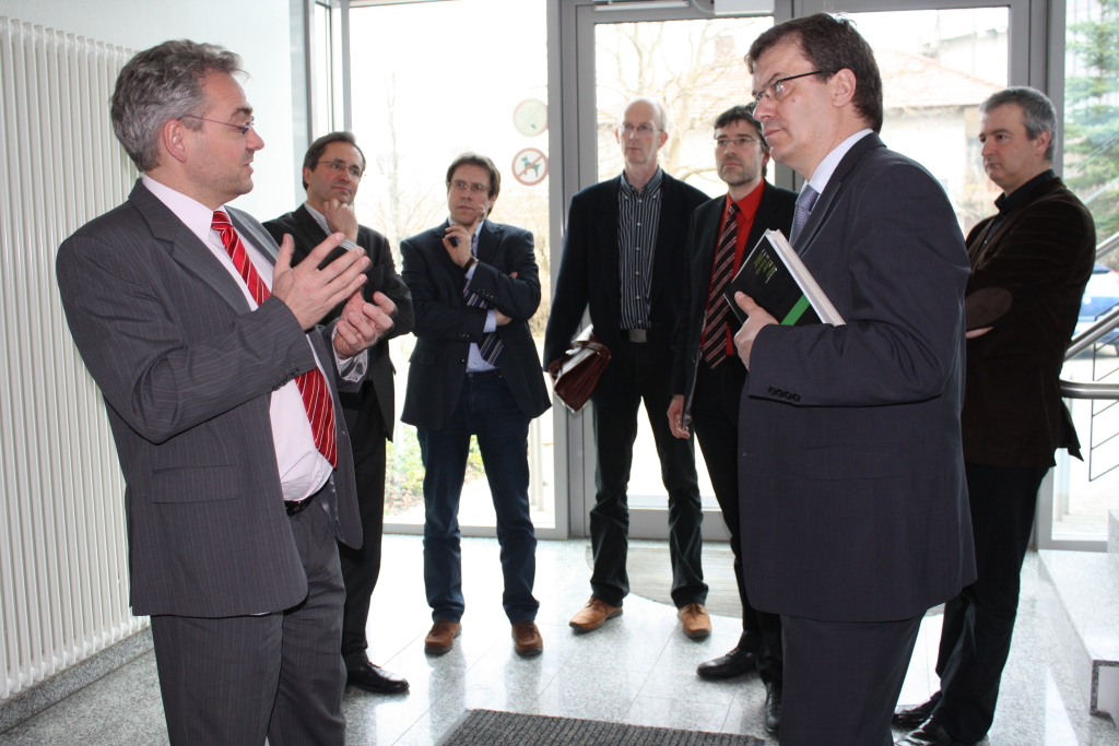 Foto (Universität Paderborn, Frauke Döll): Dr. Eric Klemp (links) und Prof. Dr. Hans-Joachim Schmid (3. v. r.) führen durch das DMRC und stellen das innovative Herstellungsverfahren des Direct Manufacturing vor.