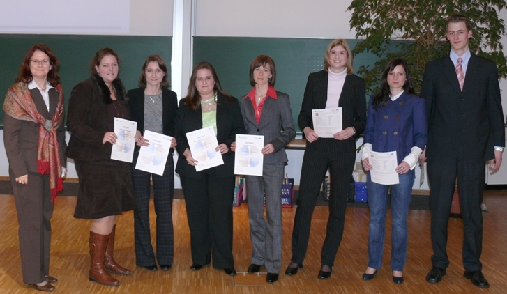 Foto (Universität Paderborn): (v.li.) Prof. Dr. Dorothee Meister überreichte sieben Profilzertifikate an Kathrin-Marlene Bömler, Mariella Funke, Frederike Büscher, Marina Müller, Theresa Schneider, Katharina Feuerborn und Steffen Hummelt.