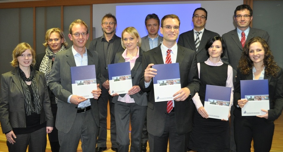 Foto (Universität Paderborn, Mark Heinemann): Herausragend: Die fünf Preisträger Nicolai Bohn (3.v.l.), Jenny Bartuli (m.), Dr. Christian Deutscher (5.v.r.), Erika Fladung (3.v.r.) sowie Natasa Bilkic (r.) wurden von der Unternehmergruppe Ostwestfalen 