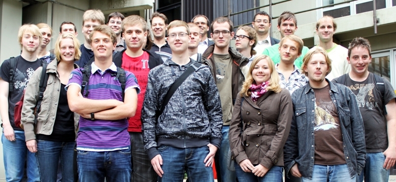 Foto (Universität Paderborn): Die Teilnehmerinnen und Teilnehmer der Sommerakademie Physik, sowie das durchführende Team. Hintere Reihe: MSc. Wadim Quiring (1.v.li.), Dr. Uwe Gerstmann (3.v.li.), Prof. Dr. Torsten Meier (4.v.li.), Prof. Dr. Cedrik Meier