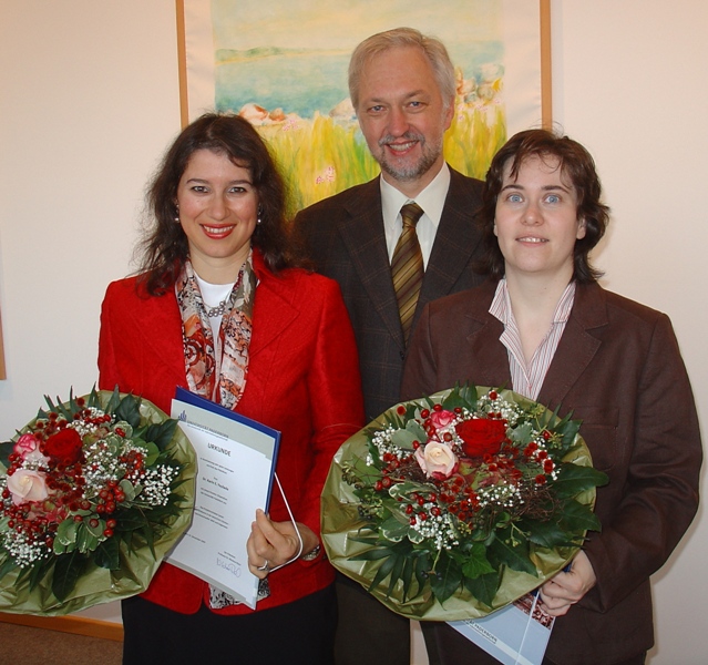 Foto (Universität Paderborn, Tibor Werner Szolnoki): Prof. Dr. Wilhelm Schäfer überreichte Urkunden für ein Postdoc-Stipendium an Dr. Karin E. Yeşilada (links) und Dr. Brigitte Elsässer.