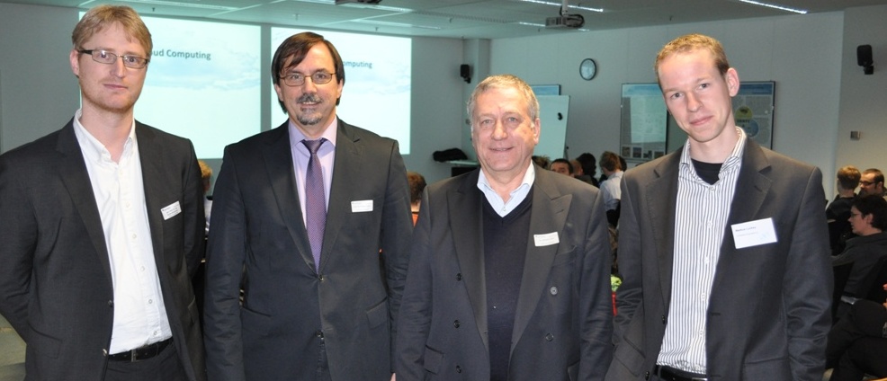 Foto (Universität Paderborn, Mark Heinemann): Erklärten den Trend: Jun.-Prof. Dr.-Ing André Brinkmann (v.l.), Prof. Dr. Gregor Engels, Dr. Michael Laska und Markus Luckey setzten sich mit dem Cloud Computing auseinander. Ihre Vorträge fanden im Rahmen