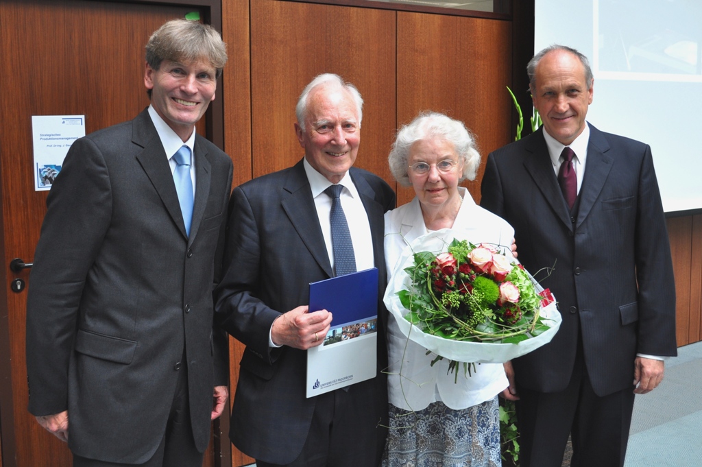 Foto (Universität Paderborn, Mark Heinemann): Ehrendoktor: Prof. Dr. sc. techn. Dr. h. c. mult. Alfred Fettweis (2. v. l.), hier mit seiner Frau, erhielt im Rahmen einer Festveranstaltung aus den Händen von Prof. Dr. Franz Josef Rammig (r.) sowie Prof. 