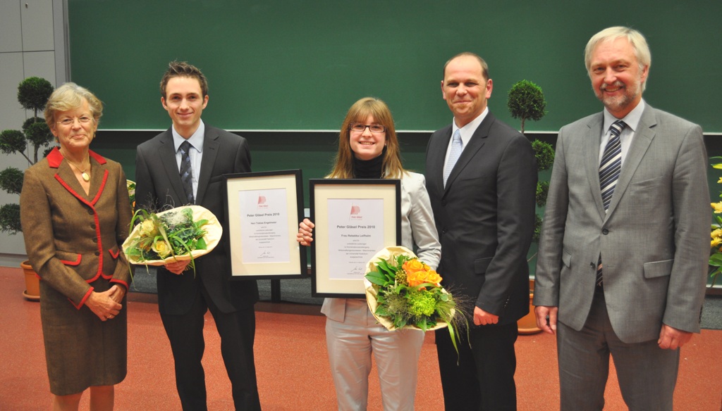 Foto (Universität Paderborn, Mark Heinemann): Ingeborg Gläsel (li., Peter Gläsel Stiftung), Stefan Wolf (2. v. re., Geschäftsführer der Peter Gläsel Stiftung) und Prof. Dr. Wilhelm Schäfer (rechts) gratulieren den erfolgreichen Studierenden Tobias 