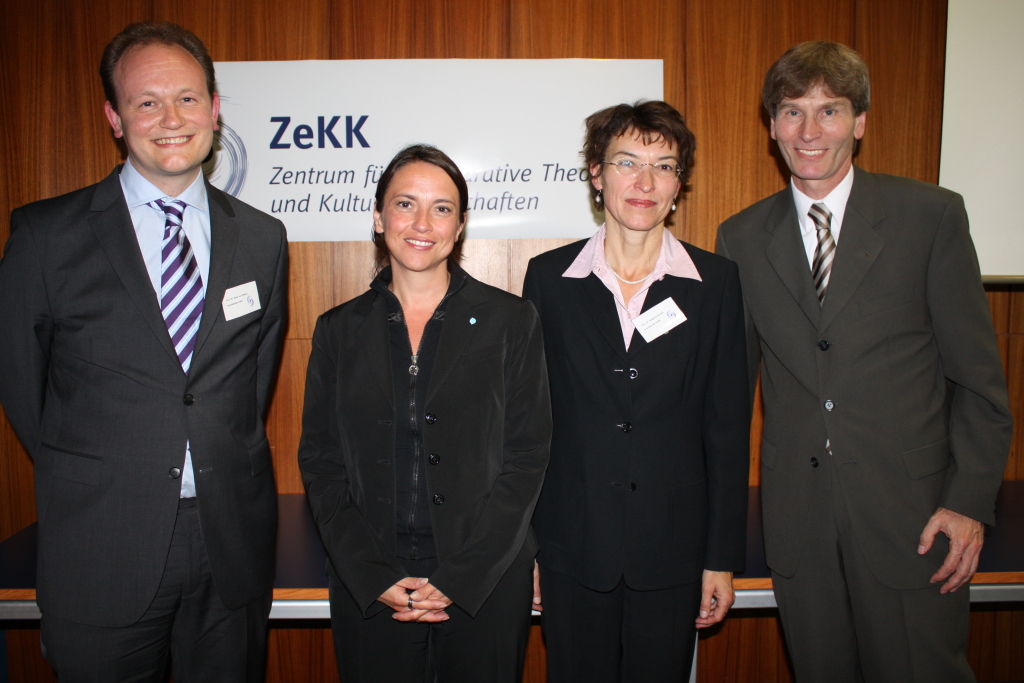 Foto (Universität Paderborn, Frauke Döll): Prof. Dr. Klaus von Stosch, katholischer Theologe und Vorsitzender des ZeKK, Dr. Cornelia Schu, Projektmanagerin des Kompetenzzentrums „Wissenschaft“ der Stiftung Mercator, Prof. Dr. Helga Kuhlmann, evangel