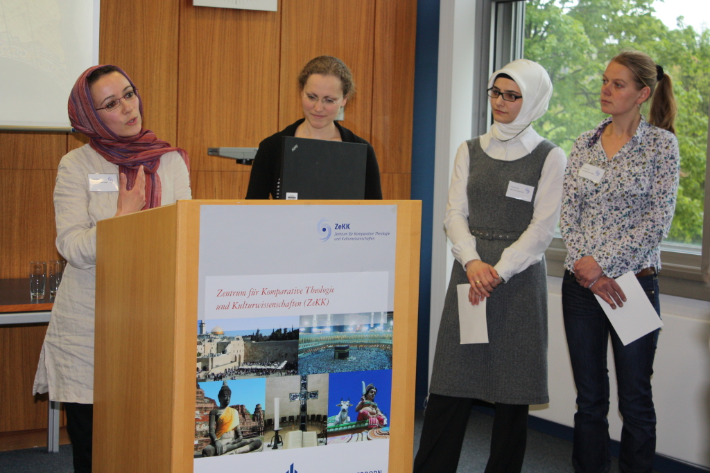 Foto (Universität Paderborn, Frauke Döll): Stellten ihre Arbeit im ZeKK vor: Die wissenschaftlichen Mitarbeiterinnen Muna Tatari, Anna-Maria Fischer, Tuba Isik-Yigit und Sandra Lenke (v. l.).