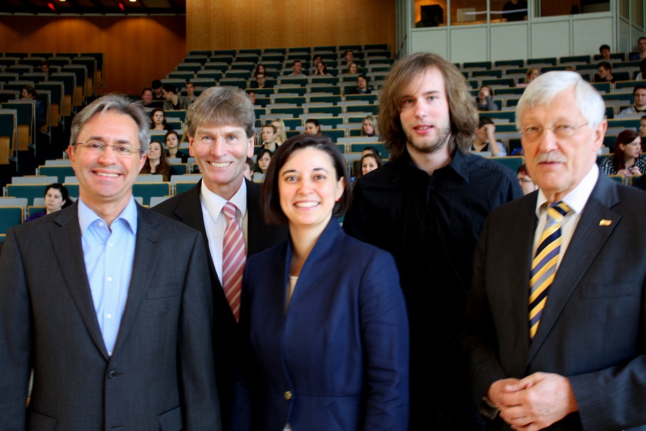 Foto (Universität Paderborn, Patrick Kleibold): v. li.: Tibor Werner Szolnoki, Prof. Dr. Nikolaus Risch, Dr. Yvonne Salman, Christoph Husemann und Bürgermeister Heinz Paus hießen die Erstsemester in Paderborn willkommen.