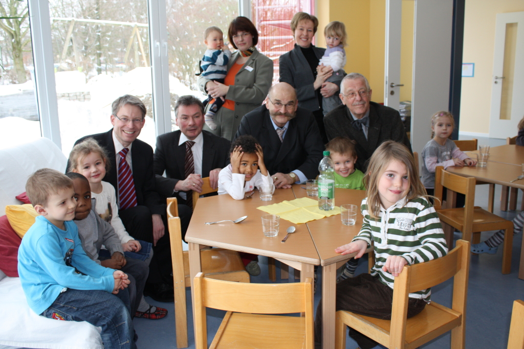 Foto (v. l.): In den neuen Räumlichkeiten der MS Kunigunde: David Tomaszewski, Karl Lime und Isa Bahnschulte von der sogenannten „Maxi-Gruppe“, Dr. Michael Brinkmeier (Vorsitzender des Verwaltungsrats des Studentenwerks Paderborn), Dietrich Honervogt