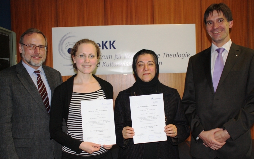 Foto (Universität Paderborn, Frauke Döll): Prof. Dr. Volker Peckhaus, Dekan der Fakultät für Kulturwissenschaften, die Preisträgerinnen Hamideh Mohagheghi und Anna-Maria Fischer und Dr. Uwe Baer, Vorstandsvorsitzender der Stiftung Dienstleistungsgrup