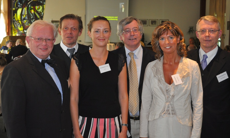 Foto (Mark Heinemann): Von links: Der IIEB-Vorstand um Thomas Herold, Heinrich Striewe, Aneta Rawecka-Tomys, dem neuen Präsidenten Fons Tuyaerts, Ursula Lammers und Ulrich Piepenbreier gedachte Prof. Dr. Waltraut Schölers.