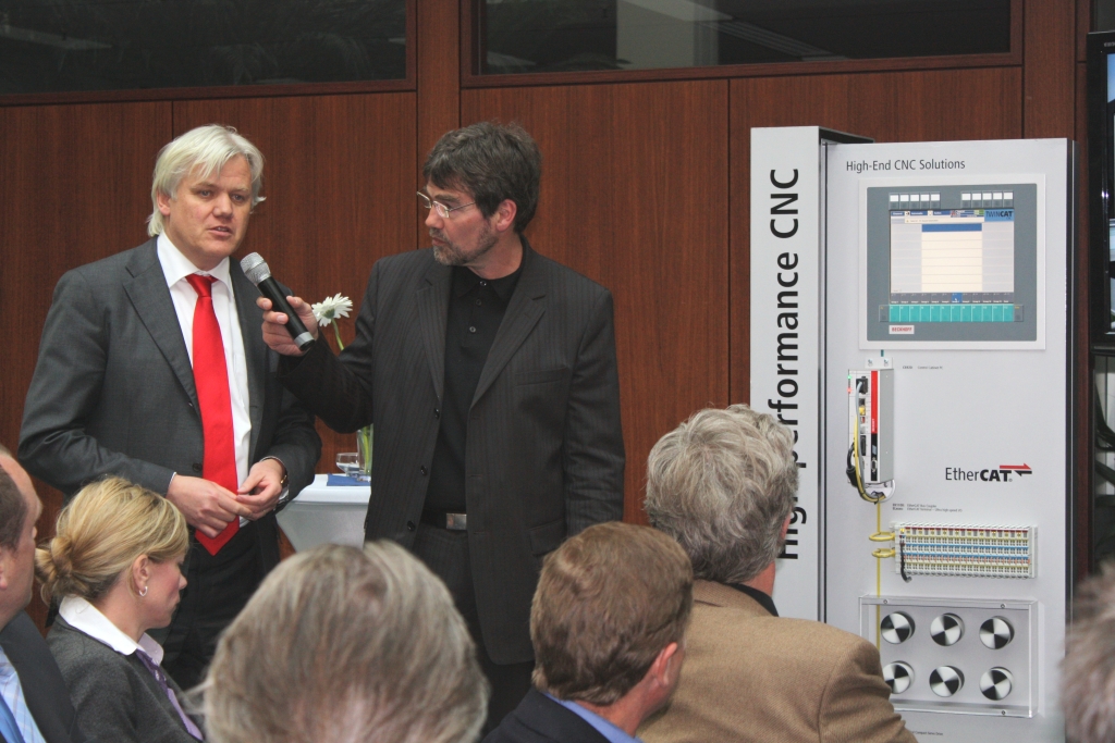 Foto: Auch das auf Automatisierungstechnik spezialisierte Unternehmen Beckhoff fördert die Paderborner Fraunhofer-Projektgruppe. Hans Beckhoff erklärt Moderator Michael Thamm eine Industriesteuerung für Automatisierung aus eigener Herstellung.