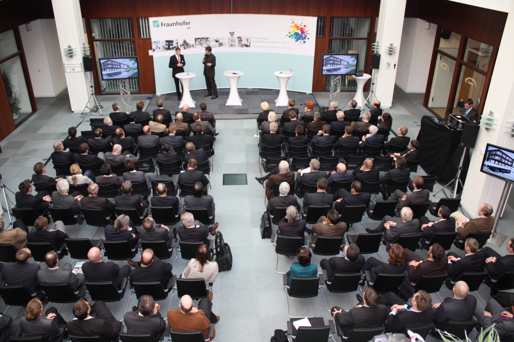 Foto: Viele Teilnehmer aus Wissenschaft, Wirtschaft und Politik feierten im Heinz Nixdorf Institut der Universität Paderborn den Auftakt der Projektgruppe.