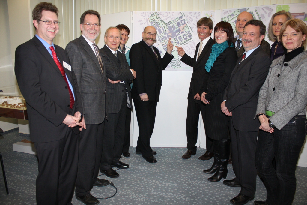 Foto (Frauke Döll): Die Mitglieder der Entscheidungskommission entschieden einhellig (v. li.) : Michael Hoppe und Heinz Krommen vom Innovationsministerium NRW (MIWFT), Städteplaner und Landschaftsarchitekt Prof. Eckhard Gerber, Dr. Martina Gerdes-Kühn 