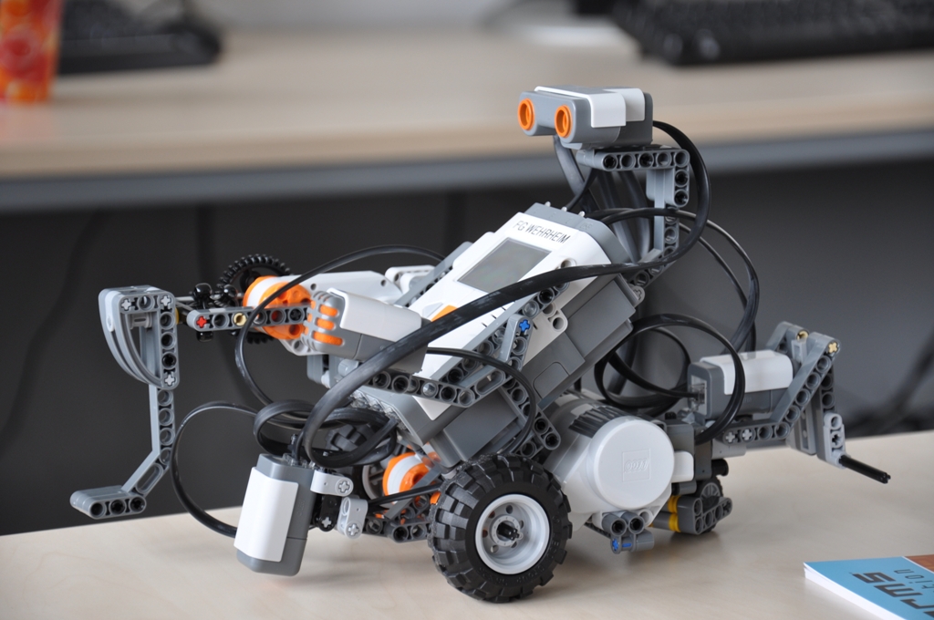 Foto (Universität Paderborn, Institut für Informatik): Faszination Legoroboter: Das Institut für Informatik bietet Anfängern in einem Workshop die Chance, sich an der Programmierung und dem Bau von Legorobotern zu versuchen.