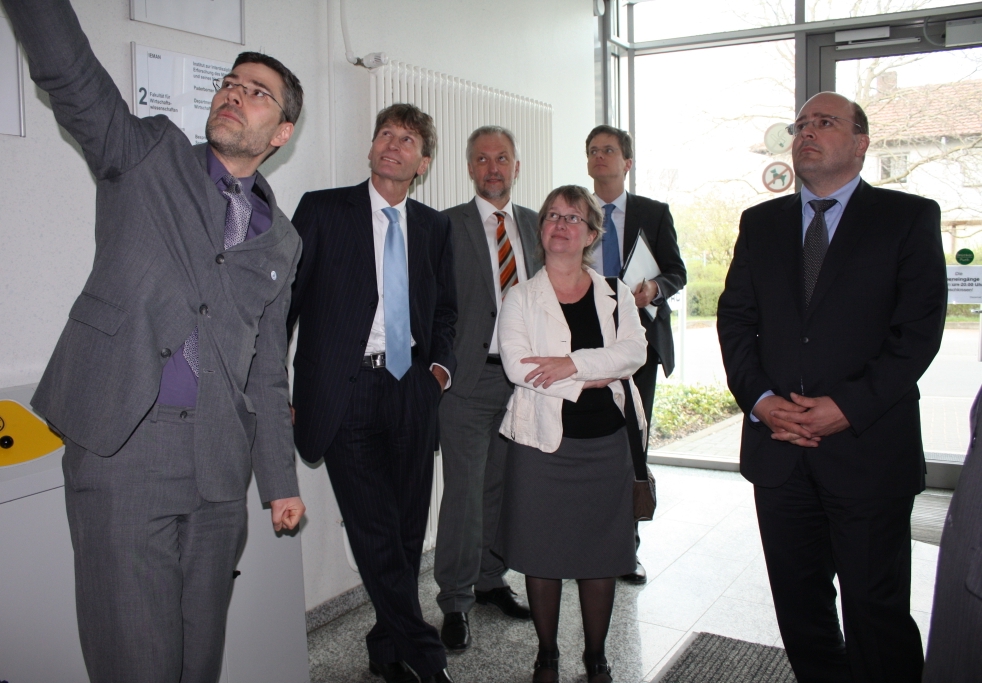 Foto (Universität Paderborn, Frauke Döll): Prof. Dr. Hans-Joachim Schmid stellte den Gästen das Industriekonsortium Direct Manufacturing Research Center (DMRC) vor, in dem neue Produktionsverfahren per Laserschmelze entwickelt werden.