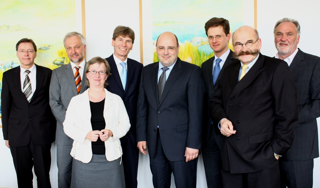 Foto (Universität Paderborn, Frauke Döll): MdB Steffen Kampeter (Mitte), Parlamentarischer Staatssekretär im Bundesfinanzministerium, und MdB Carsten Linneman (3. v. r.) mit Präsident Prof. Dr. Nikolaus Risch (4. v. l.), Kanzler Jürgen Plato (2. v. r