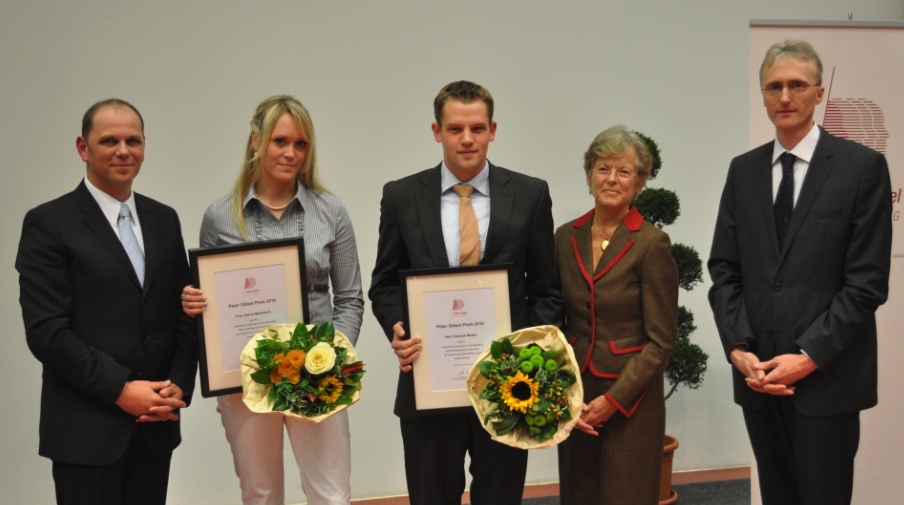Foto (Universität Paderborn, Mark Heinemann): Hanna Meierkord (2. von links) und Dominik Müller (3. von rechts) heißen die beiden Preisträger der Hochschule OWL. Sie erhielten Ihre Auszeichnungen aus den Händen von Stefan Wolf (l. Geschäftsführer P