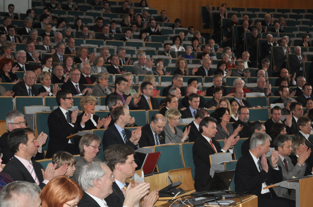 Bild: Voll besetzt: Beim Neujahrsempfang der Universität Paderborn waren auch in diesem Jahr wieder zahlreiche Gäste aus Wirtschaft, Wissenschaft und Politik in das Audimax geladen.