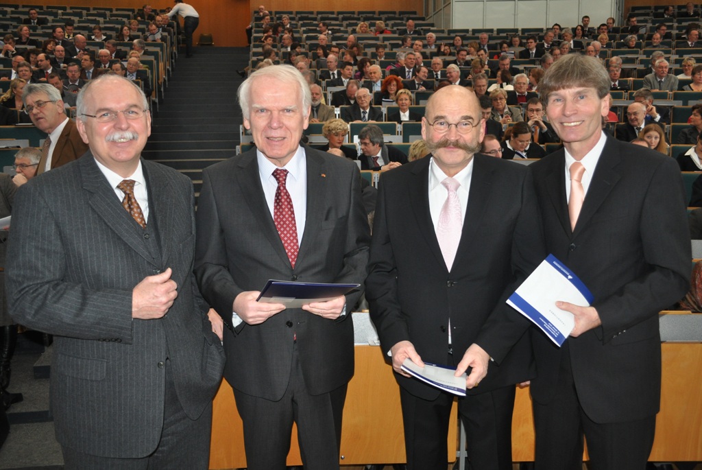 Bild: Prof. Dr. Matthias Kleiner (li.), Präsident der Deutschen Forschungsgemeinschaft, hielt den Festvortrag. Sehr zur Freude vom Hochschulratsvorsitzenden Prof. Dr. Winfried Schulze (2.v.li.), Kanzler Jürgen Plato sowie dem Präsidenten der Universit