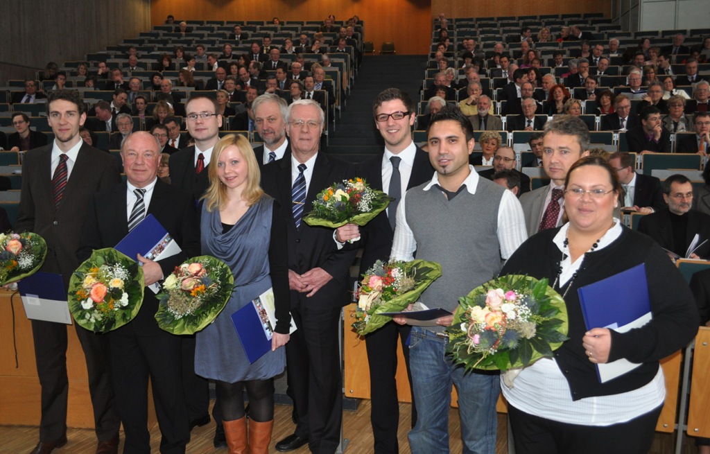 Bild: Hervorragende Arbeiten: Dr. rer. nat. Stephan Blankenburg (v.li.), Hans Schmale, Christian Ikenmeyer, Friederike Jörke, Jochen Manegold (4.v.re.), Rodi Yousuf (3.v.re.) und Nubia Aileen Reuter wurden von Prof. Dr. Wilhelm Schäfer (5.v.li.), Prof. 