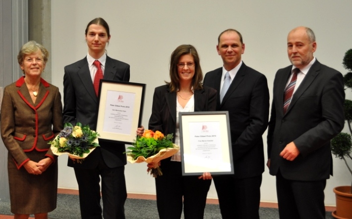Foto (Universität Paderborn, Mark Heinemann): Maximilian Palm (2. von links) sowie Marion Anacker, hier vertreten durch ihre Schwester (3. von links) zeichnen sich ebenfalls durch Wissen und soziale Kompetenz aus. Sie erhielten ihre Preise aus den Hände