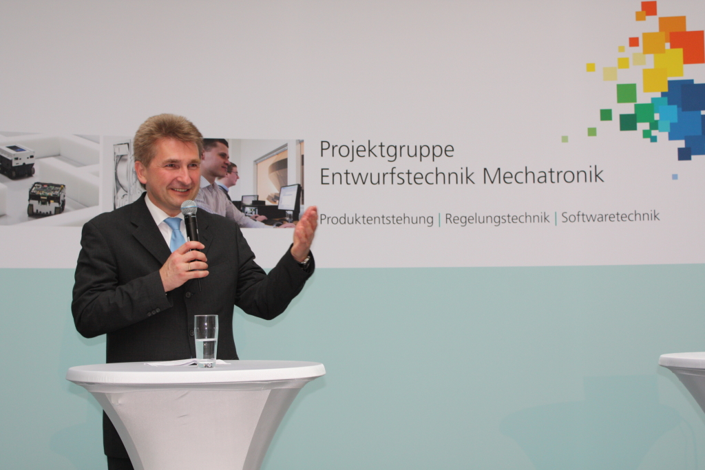 Foto: Innovationsminister Prof. Dr. Andreas Pinkwart kam aus Düsseldorf angereist, um viel Erfolg bei der Etablierung der Projektgruppe zu wünschen.