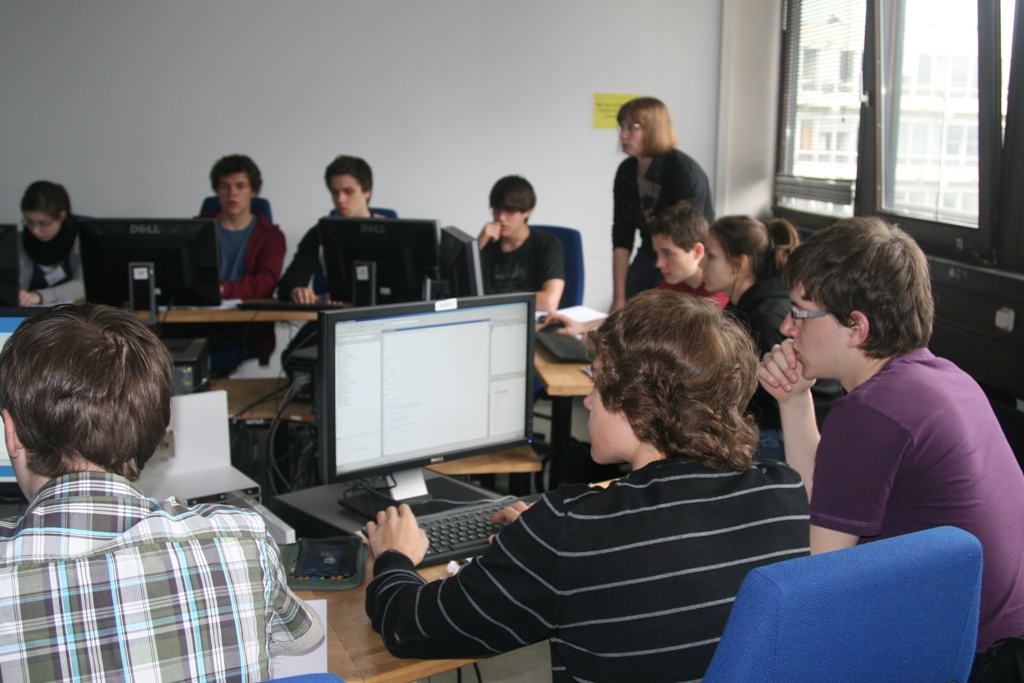 Foto (Institut für Mathematik): Die Teilnehmer des Schülerworkshops "Computertomographie und Mathematik" durften selbst spannende Aufgaben lösen.