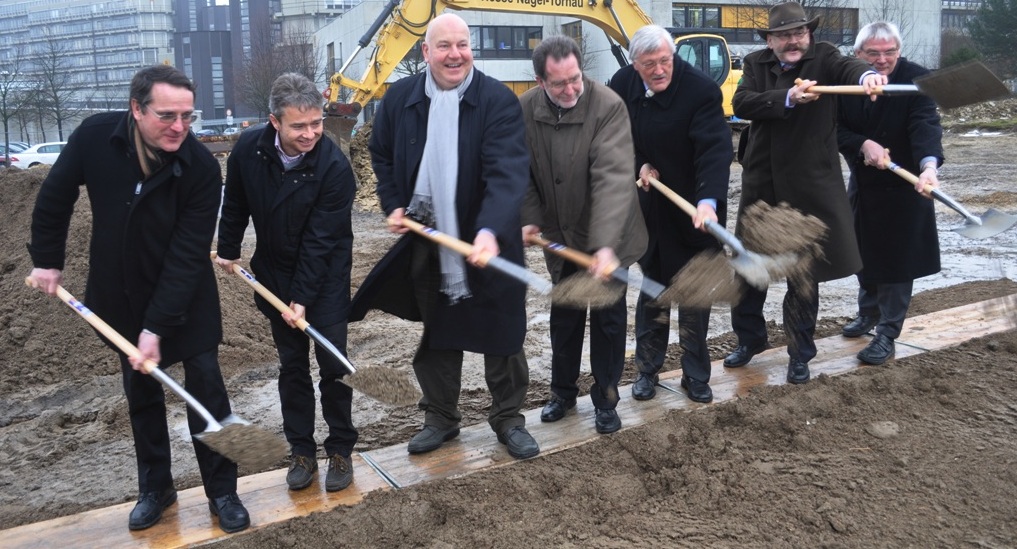 Foto (Universität Paderborn, Mark Heinemann): Erster Spatenstich (v. li.): Prof. Dr.-Ing. Hans-Jürgen Maier (Dekan Fakultät Maschinenbau), Prof. Dr. Bernd Frick (Vizepräsident für Planung, Finanzen und Internationale Beziehungen), Heinrich Micus (Nie