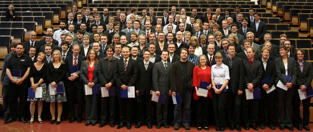 Foto (Universität Paderborn, Heiko Appelbaum): Die Absolventinnen und Absolventen des Tages der Fakultät 2009.