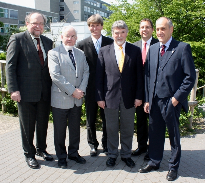 Foto (Universität Paderborn, Frauke Döll): Prof. Dr. Wilfried Hauenschild (4. v. l.) mit (v. l.) Prof. Dr. Johannes Wildt, Prof. Dr. Eberhard Kaniuth, Uni-Präsident Prof. Dr. Nikolaus Risch, Prof. Dr. Marco Platzner (Leiter Institut für Informatik) un