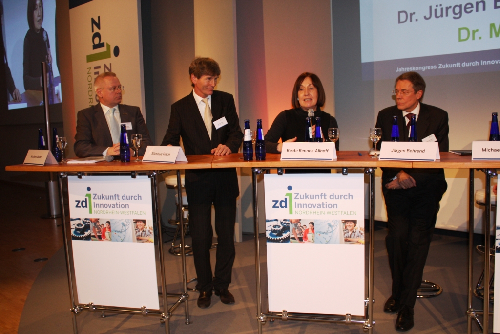Prof. Dr. Nikolaus Risch beteiligte sich an der Podiumsdiskussion und sprach für die Universität über die Notwendigkeit der Nachwuchsförderung im MINT-Bereich.